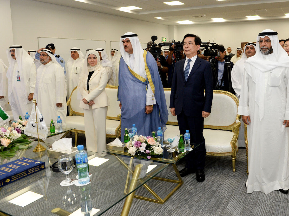 جانب من المشاركين في حفل توقيع العقد