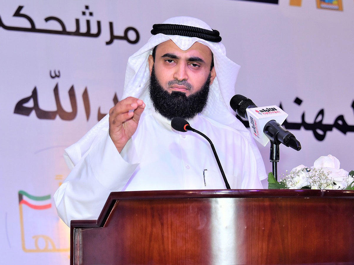 العميش متحدثاً في الندوة