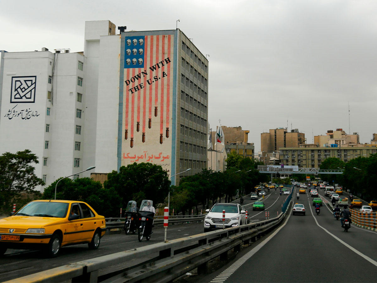 مشهد عام لأحد شوارع طهران أمس (أ ف ب)