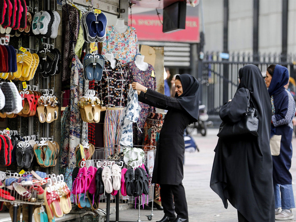 إيرانيات في أحد اسواق طهران أمس (أ ف ب)