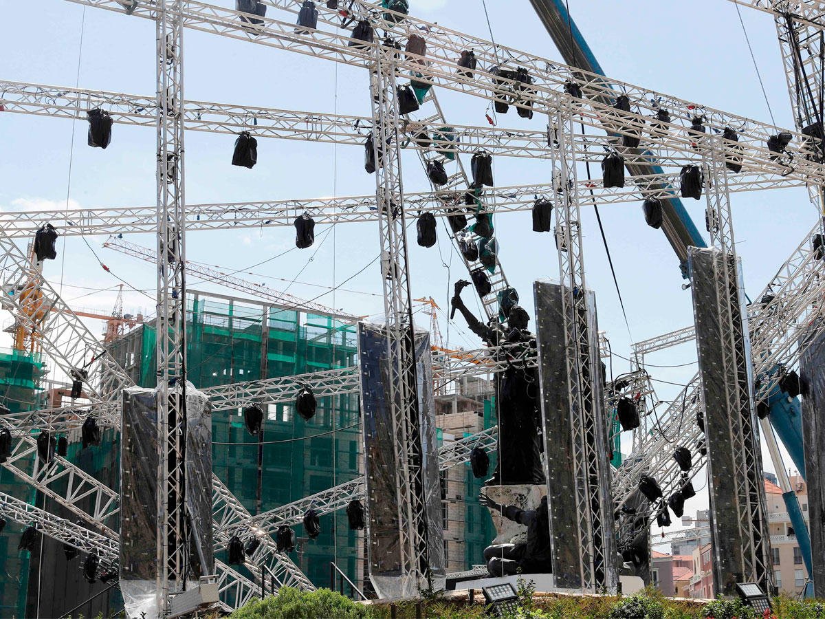 استعدادات في «ساحة الشهداء» وسط بيروت للاحتفال بنتائج الانتخابات النيابية (ا ف ب)