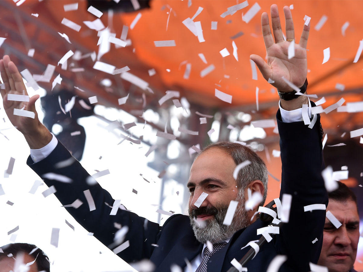 باشينيان يحيي الالاف من انصاره في ساحة الجمهورية وسط يريفان بعد انتخابه أمس     (أ ف ب)