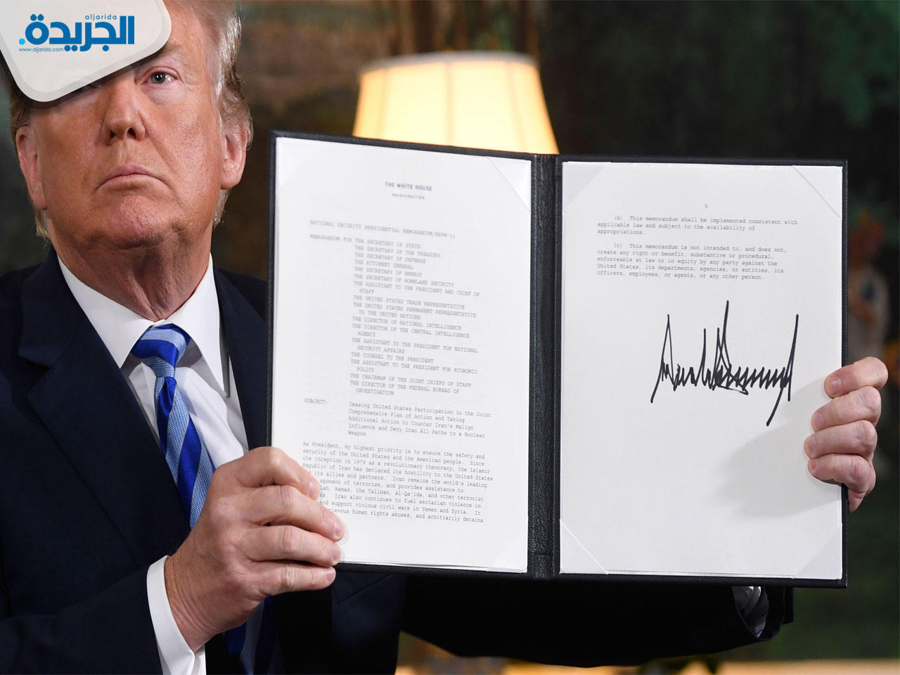 ترامب موقعاً على الإنسحاب الأميركي من الإتفاق النووي الإيراني