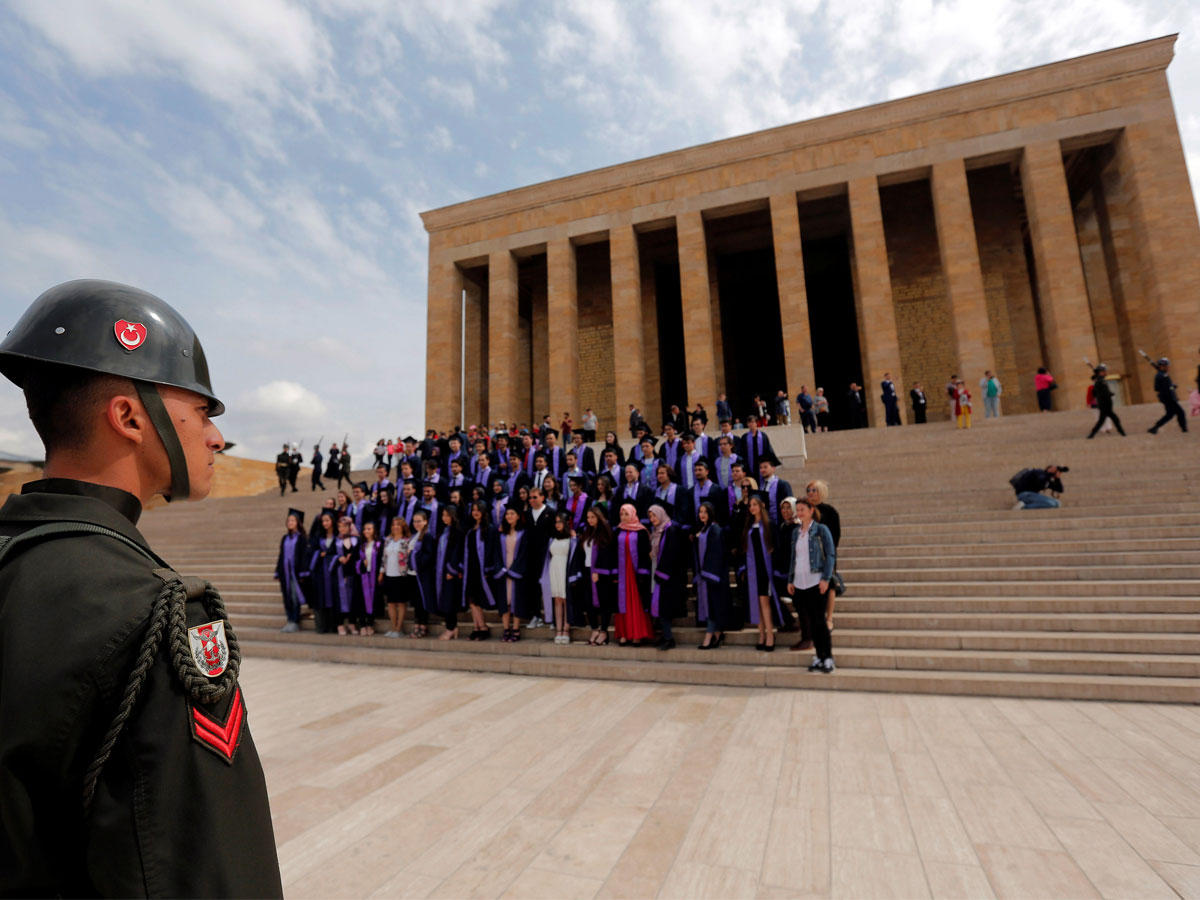جنود أتراك وخريجون جدد أمام ضريح مؤسس تركيا الحديثة كمال أتاتورك في أنقرة أمس (رويترز)