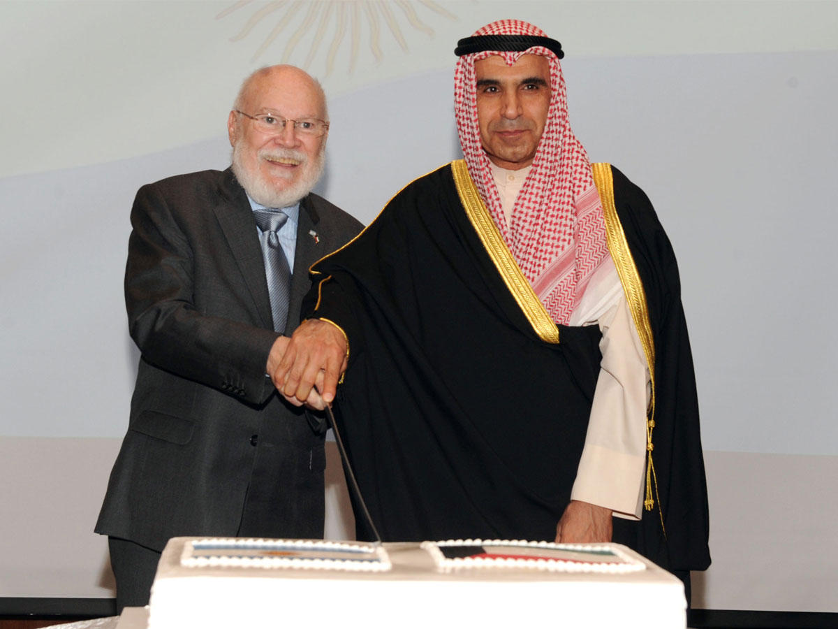 الصبيح والسفير الأرجنتيني يقطعان قالب الحلوى