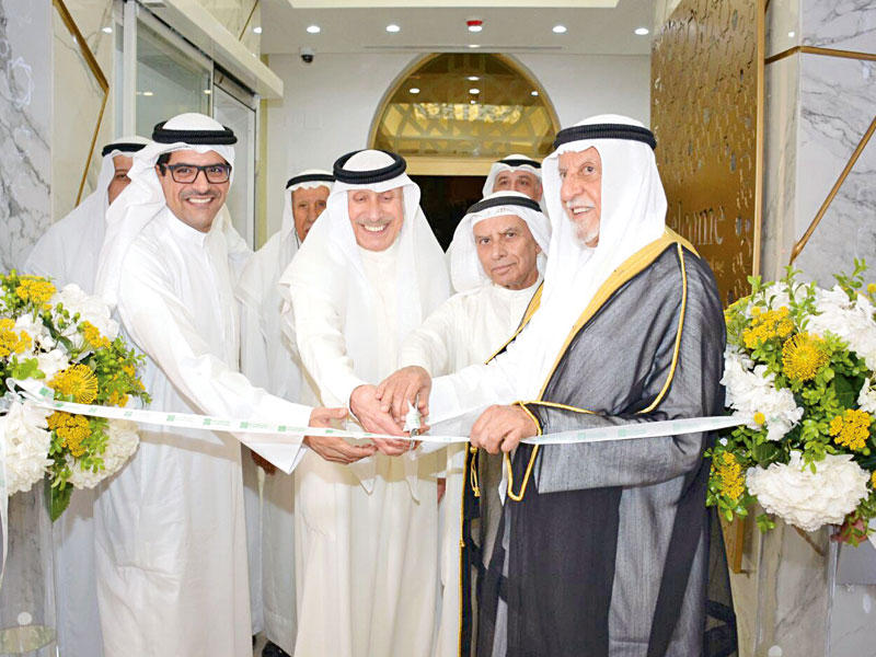 قص شريط الافتتاح