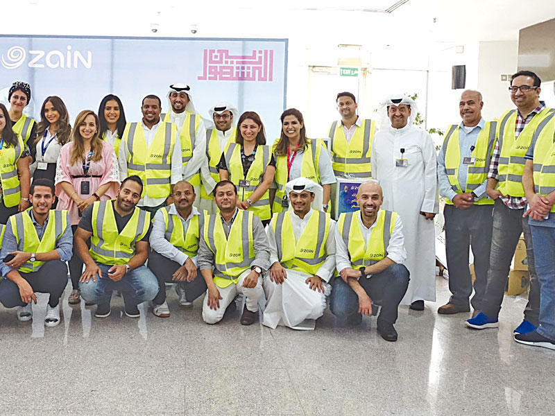 فريق متطوعي «زين» أثناء تجهيز صناديق الماچلة