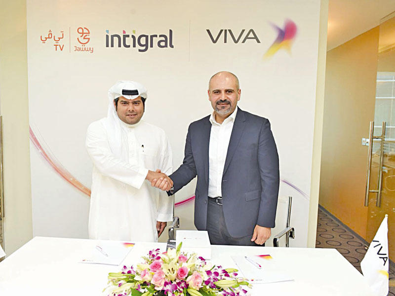 حنا وأبو ساق يتصافحان عقب التوقيع على الشراكة