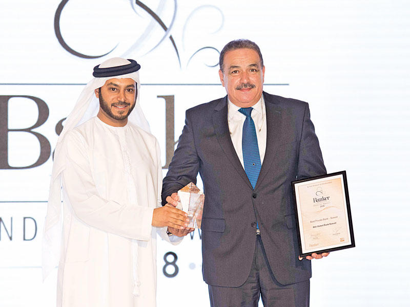 مدحت توفيق يتسلم الجائزة