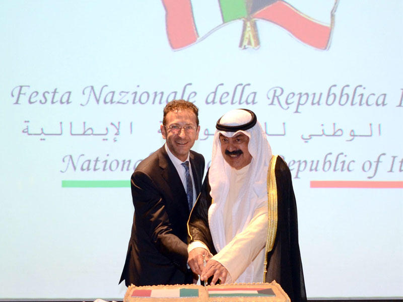 الجارالله والسفير الإيطالي يقطعان قالب الحلوى