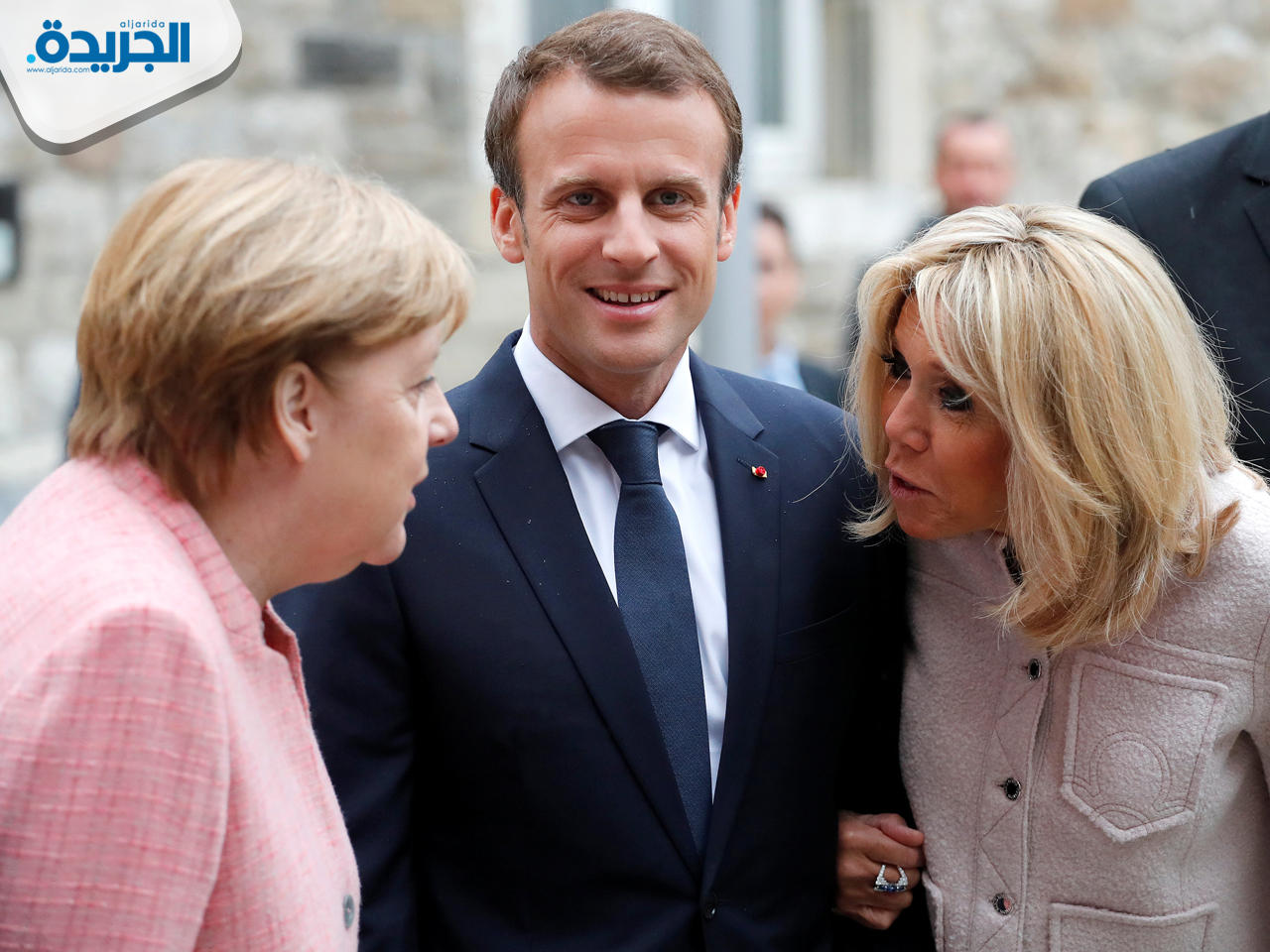 ماكرون يتوسط زوجته والمستشارة الألمانية انغيلا ميركل