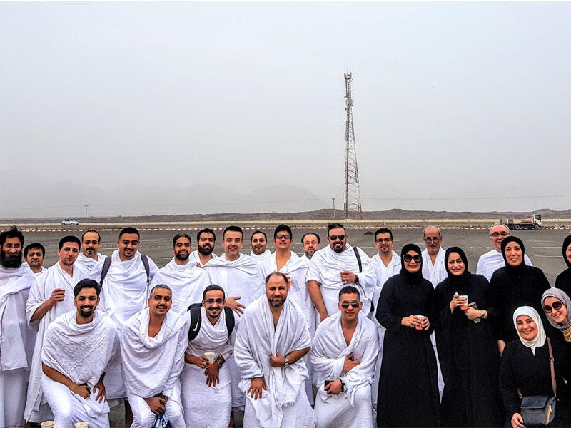 موظفو «الوطني» خلال رحلة العمرة