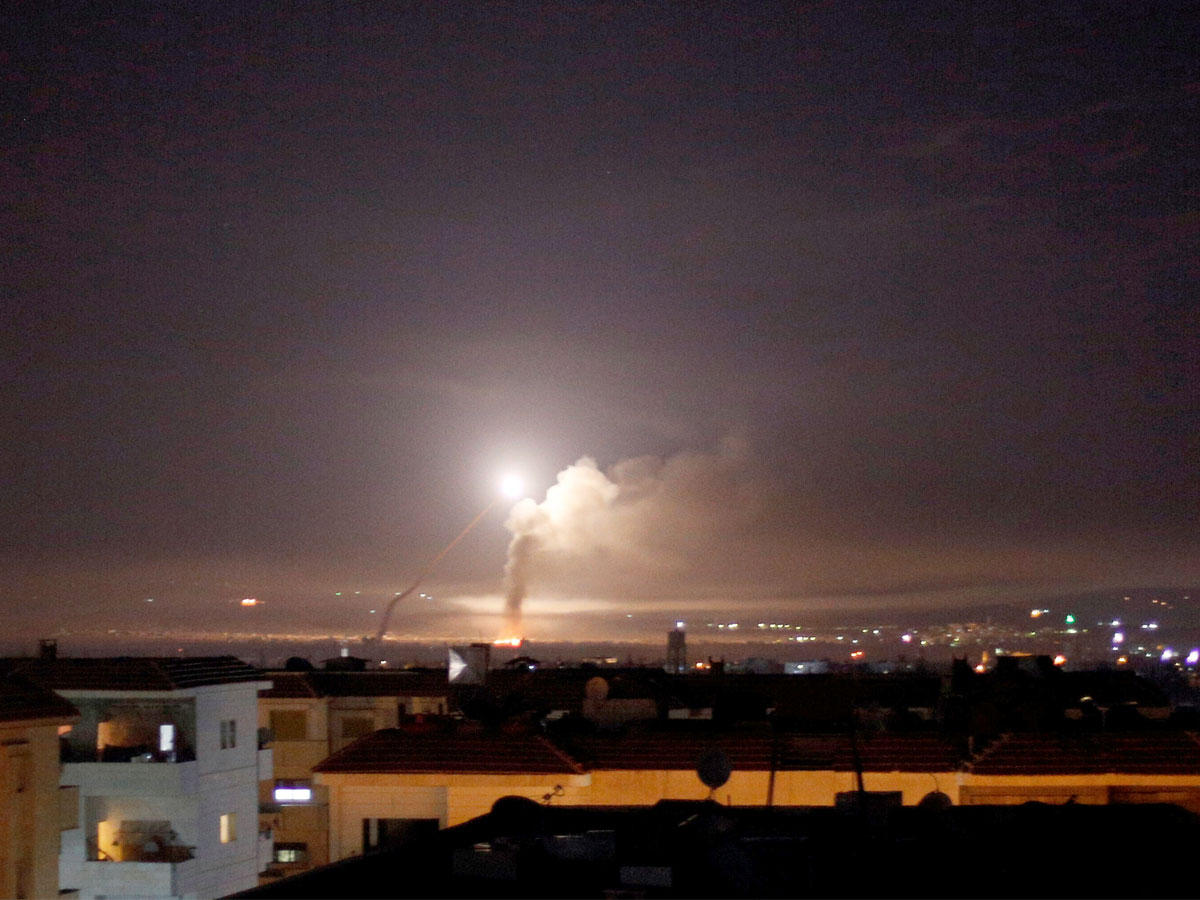 صورة وزعها الإعلام الحربي السوري تظهر اعتراض الدفاع الجوي لصاروخ في سماء دمشق ليل الأربعاء - الخميس 