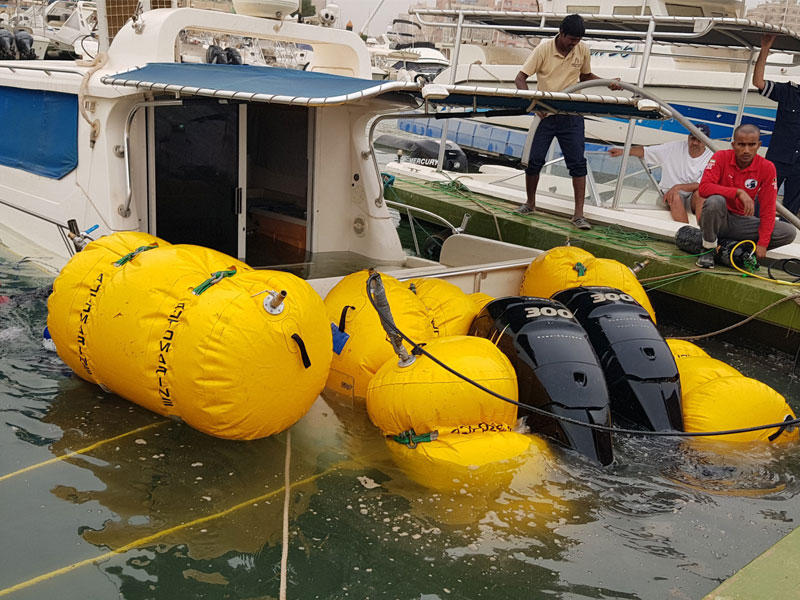 فريق الغوص اثناء انتشال قارب في الفحيحيل