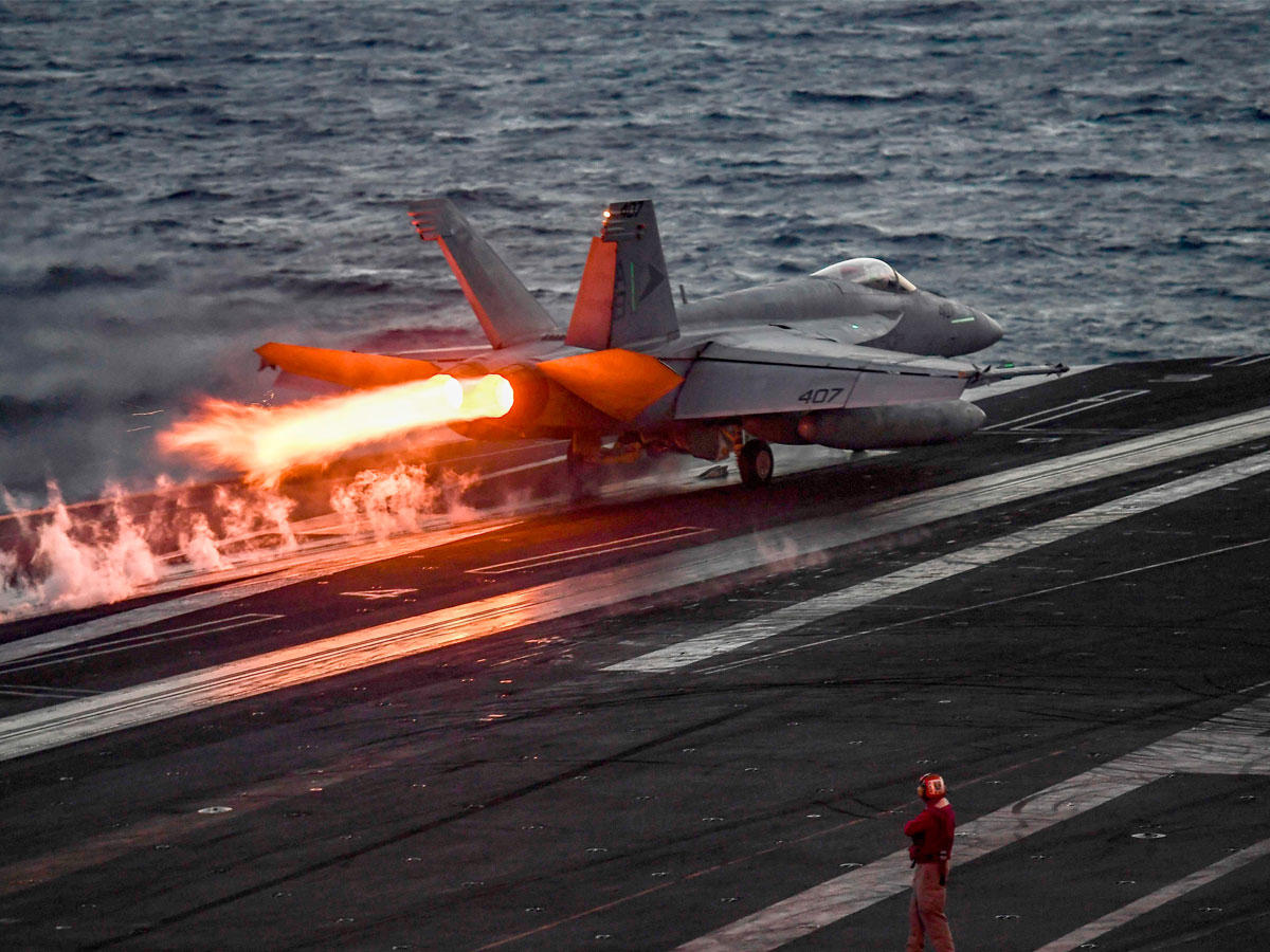 مقاتلة أميركية تنطلق من حاملة طائرات هاري أس ترومان في شرق المتوسط