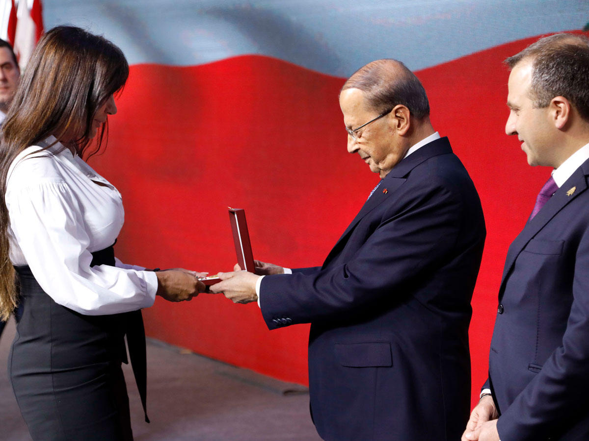 عون يتسلّم هدية من إحدى المشاركات في المؤتمر الاغترابي أمس (دالاتي ونهرا)