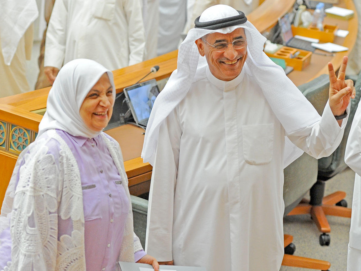 الصبيح والرشيدي... وعلامة النصر (تصوير عبدالله الخلف)