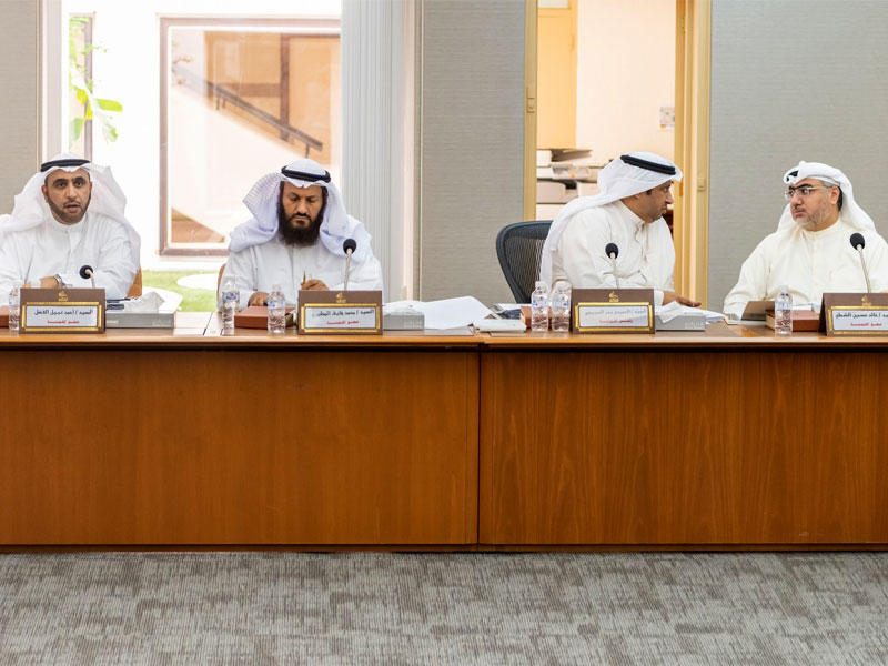 أعضاء اللجنة التشريعية في اجتماع سابق