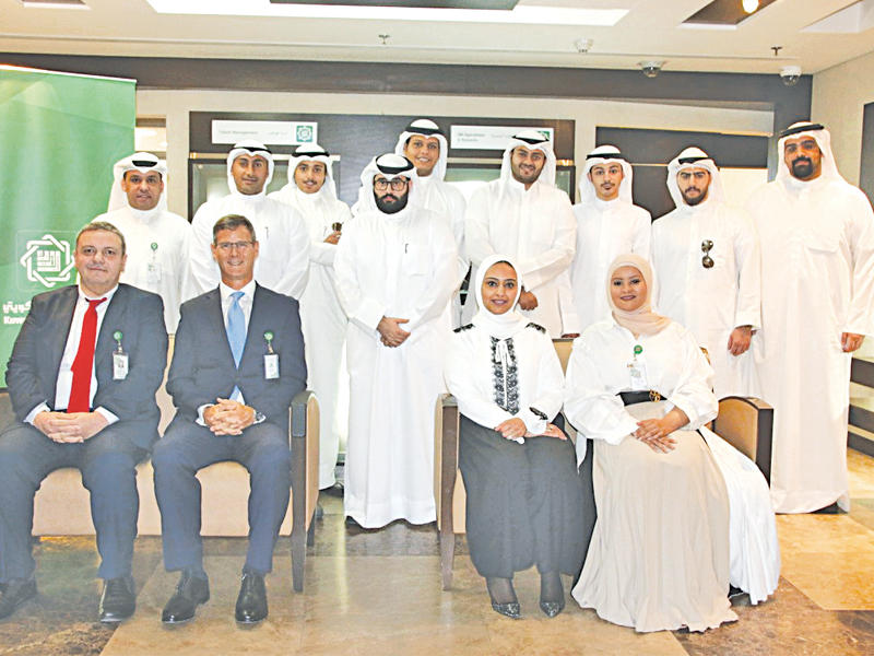 كارستنز والمري مع مسؤولي «بيتك» والمتدربين