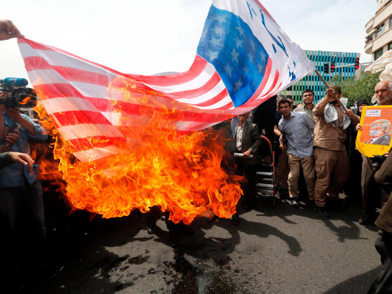 إيرانيون يحرقون علماً أميركياً في طهران بعد صلاة الجمعة أمسt (أ ف ب) 