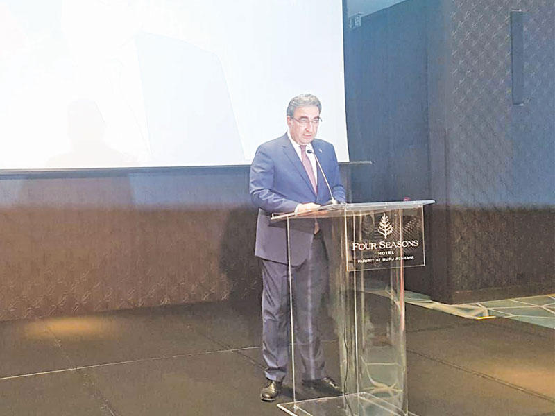 كهرمان متحدثاً خلال الحفل 