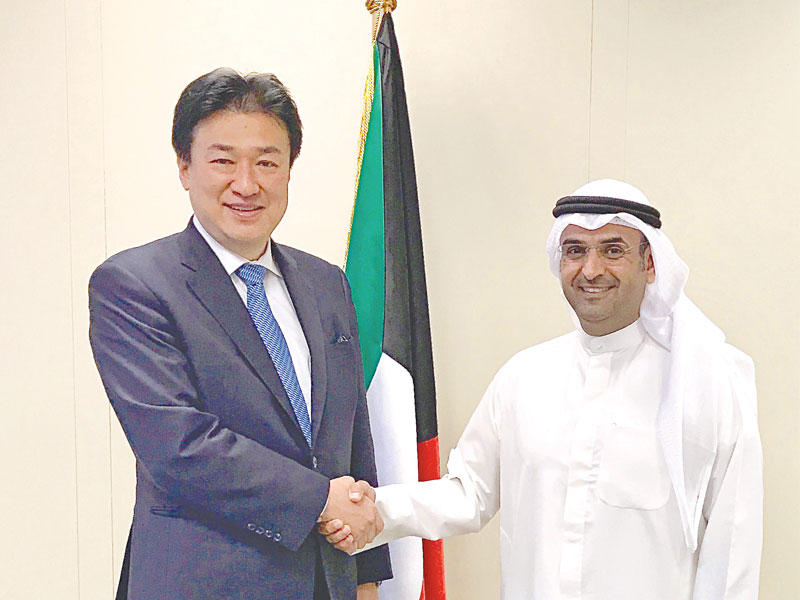 الحجرف خلال لقائه مينورو كيهارا