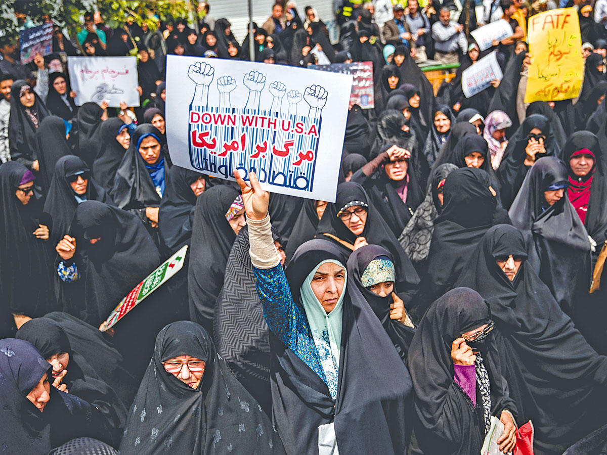 إيرانيات يتظاهرن في طهران أمس احتجاجاً على انسحاب ترامب من الاتفاق النووي (رويترز)n