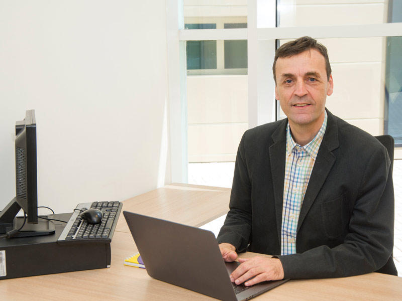 استشاري زراعة النخاع وأمراض الدم والمسؤول عن وحدة آلام الأطفال ووحدة الرعاية التلطيفية في المستشفى الجامعي بمونبيلييه بفرنسا د. فريديريك بيرنارد