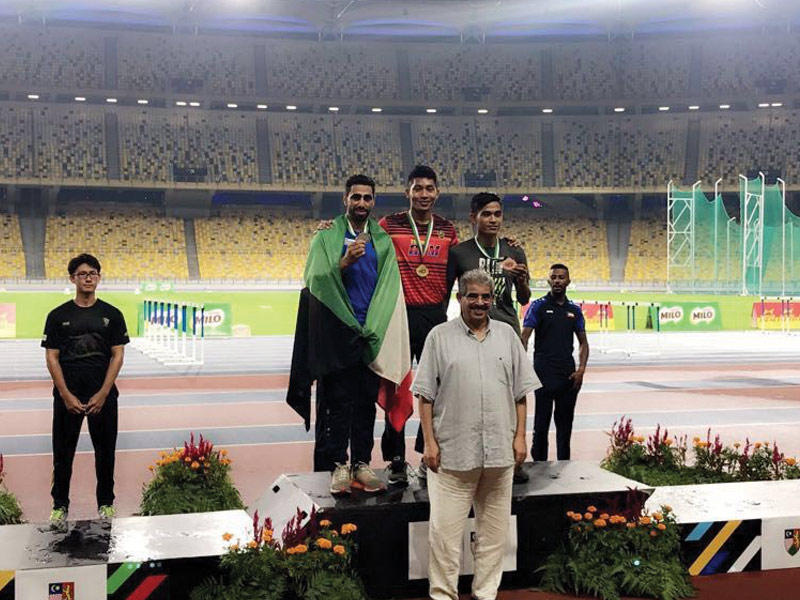 تتويج علي الصباغة بالميدالية الفضية في مسابقة القفز بالزانة