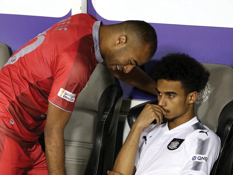 علي عفيف لاعب الدحيل يواسي شقيقه لاعب ‎السد أكرم عفيف بعد الخسارة 