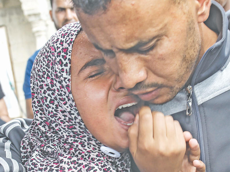 ابنة الفلسطيني جابر أبو مصطفى الذي قتله الجيش الإسرائيلي في غزة خلال تشييعه أمس (أ ف  ب)