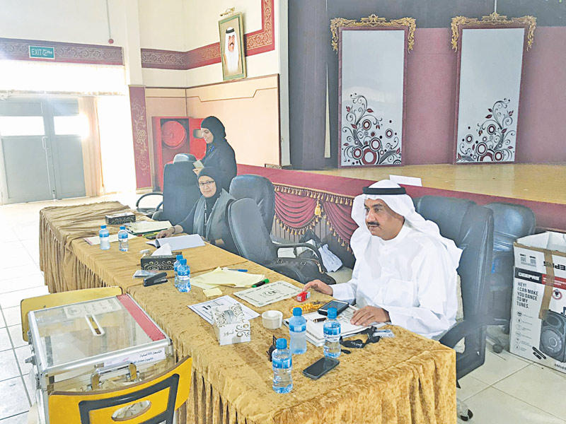 إحدى اللجان صباح أمس بانتظار الناخبين 