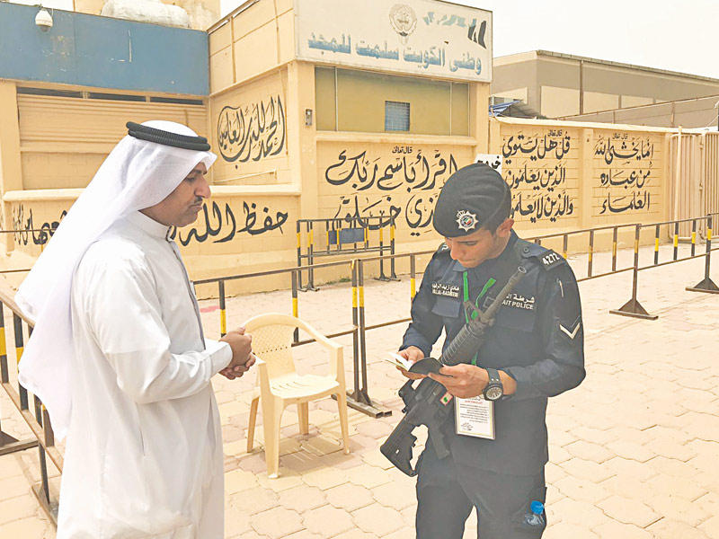 أحد عناصر الأمن بسلاحه خلال مراقبة الانتخابات