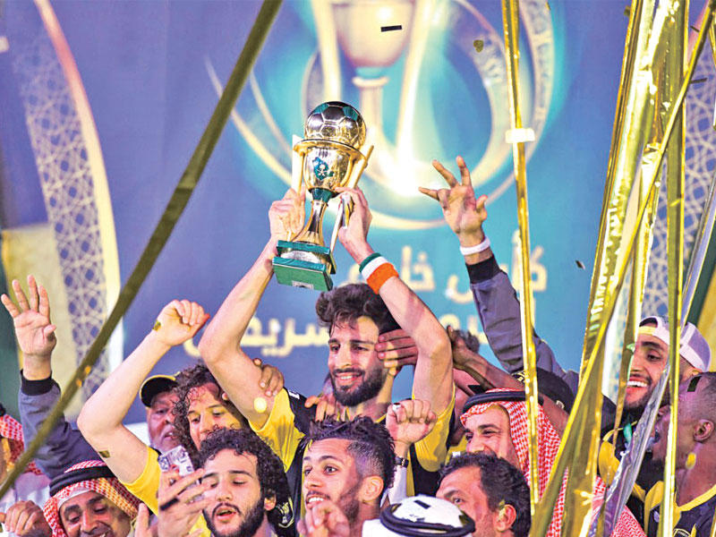 فهد الانصاري يحمل كأس الملك