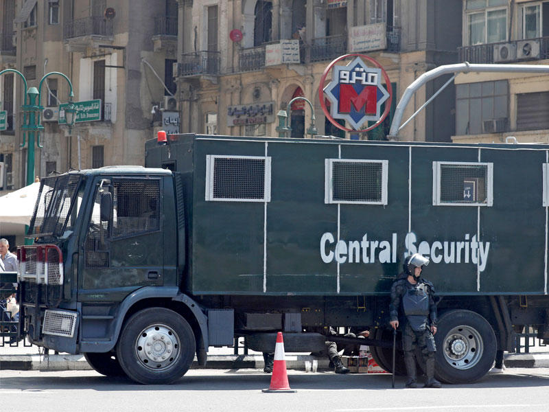 تعزيزات أمنية عند مدخل محطة مترو السادات بميدان التحرير وسط القاهرة أمس (رويترز)