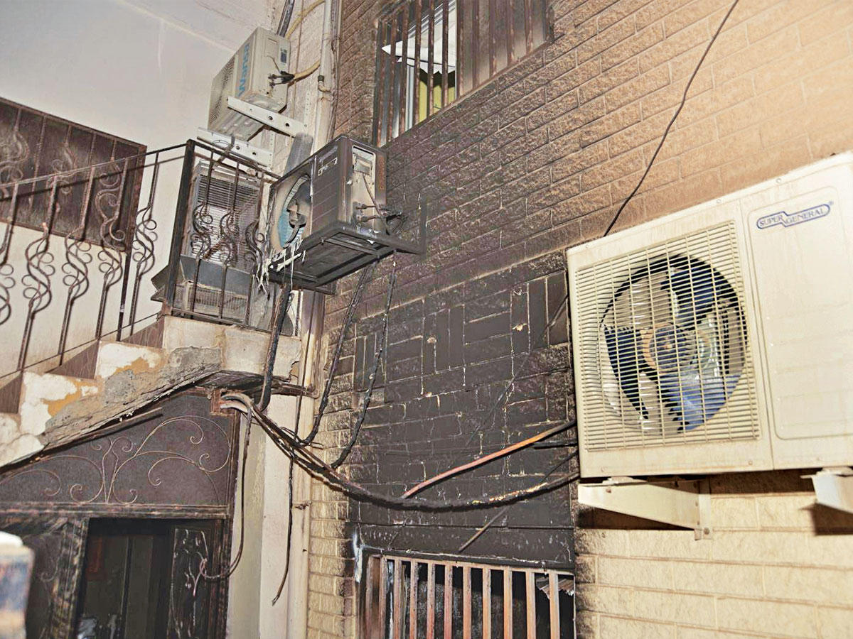 آثار الحريق بالمنزل