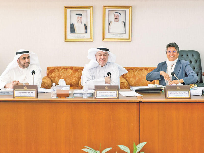 جانب من اجتماع لجنة الإحلال أمس