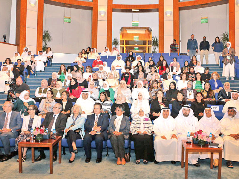 الصبيح تتوسط المشاركين في الفعالية