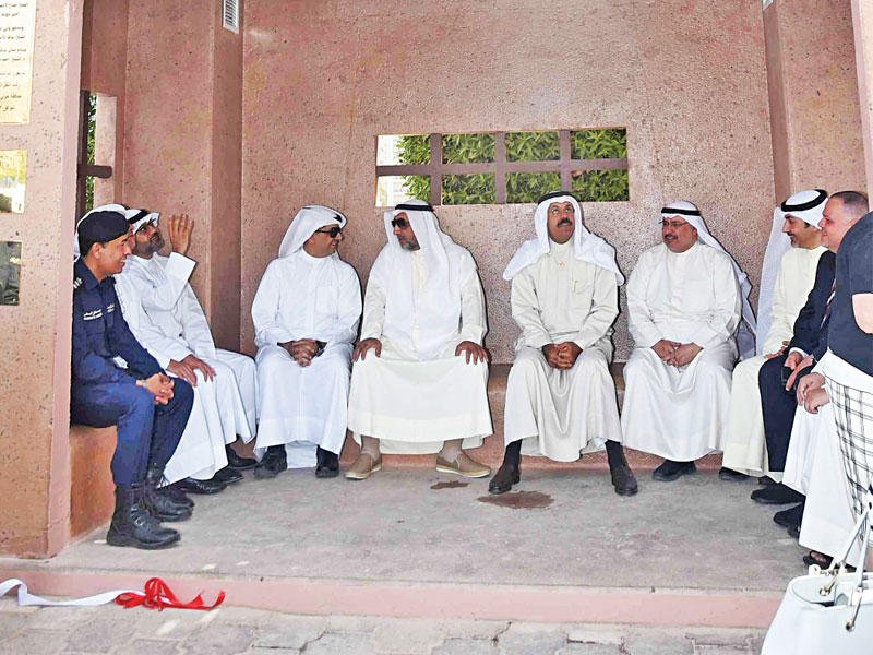 النواف متوسطا المشاركين في افتتاح المحطة