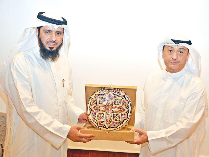 الخرافي مكرماً المحاضر العصيمي