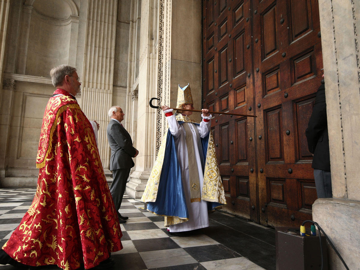 سارة موليلي خلال حفل في كاتدرائية سانت بول