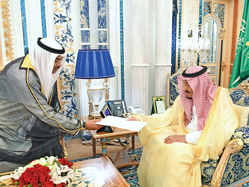 العاهل السعودي يتسلم رسالة سمو أمير البلاد من الخالد 