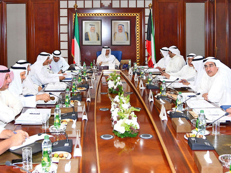 المبارك أثناء ترؤسه اجتماع المجلس الأعلى للبترول