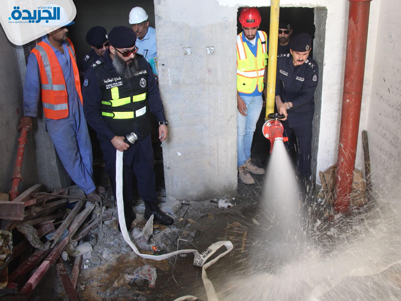  المدير العام للادارة العامة للاطفاء الكويتية الفريق خالد المكراد خلال جولة تفقدية على احد المشاريع قيد الانشاء استعدادا لفصل الصيف 