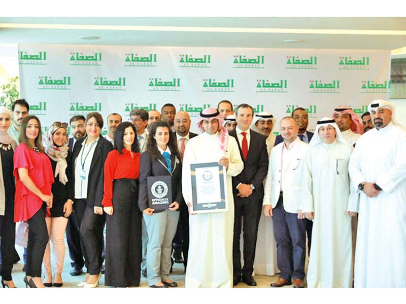 التركيت مع الشهادة في لقطة جماعية