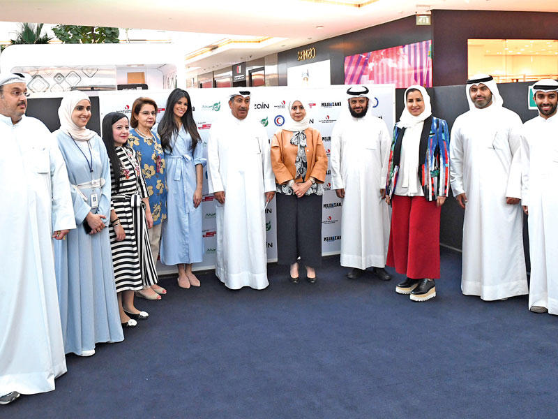 الروضان تتوسط مسؤولي مجموعة  #NEST وشركاء الحملة