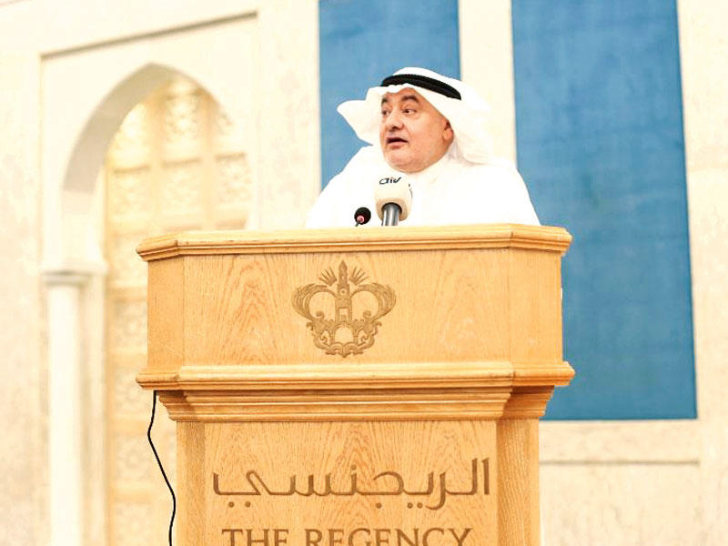 السلطان متحدثاً خلال الحفل