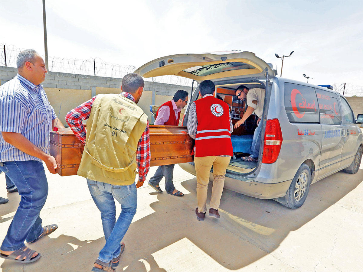 أعلنت السلطات الليبية أنها ستسلم إلى مصر رفات 20 مسيحيا قتلهم تنظيم داعش في مدينة سرت الليبية، وفي الصورة عناصر تابعة للهلال الأحمر بمدينة مصراتة تقوم بنقل رفاة أحد الضحايا من مشرحة تمهيدا لنقلها إلى القاهرة على متن طائرة أمس     (أ ف ب)