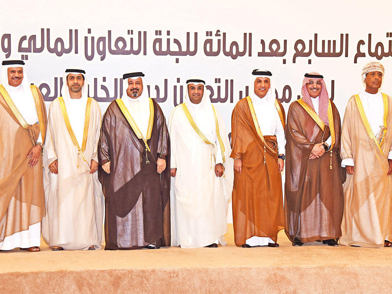 الحجرف متوسطاً وزراء المال والاقتصاد الخليجيين خلال الاجتماع أمس