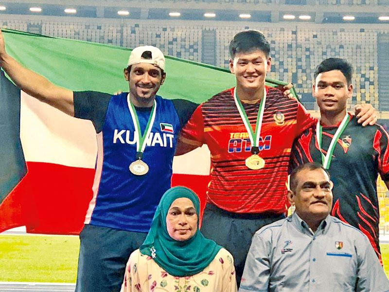 لاعب منتخب الكويت محمد الجوهر على منصة التتويج